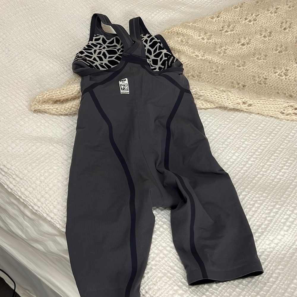 Arena kneeskin suit
